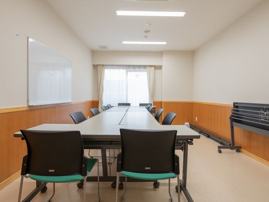 会議室のテーブルと椅子