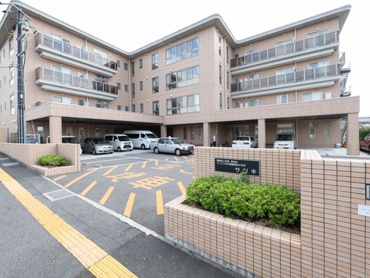 広々とした施設の外観