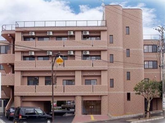 多階建ての落ち着いた外観