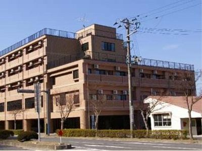 暖色の建物の外観