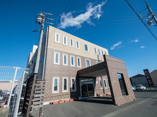 清潔な施設のエントランス