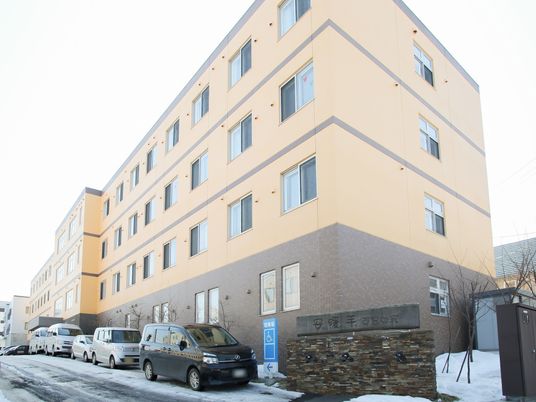 黄色い建物の外観