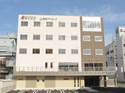 明るい外観の建物
