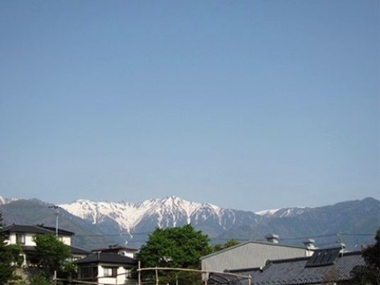 雪山と住宅の風景
