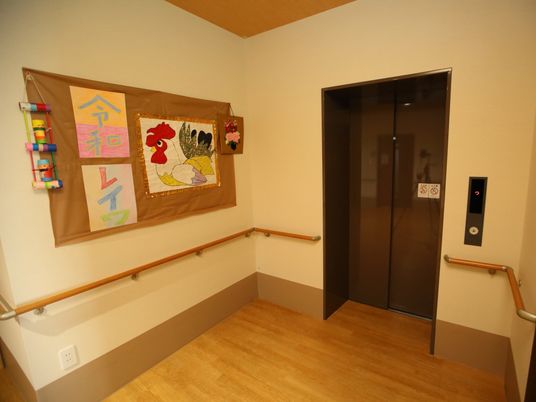 廊下の壁飾りとエレベーター