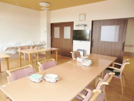 広々とした明るい食堂