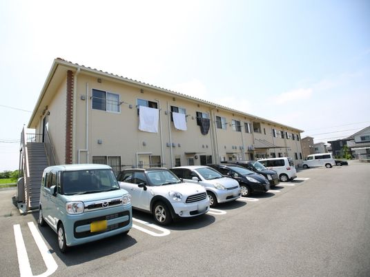 広々とした駐車場のある建物