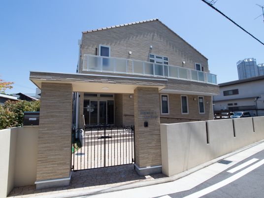 明るい外観の建物入口