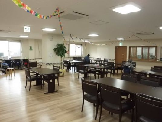 広々とした明るい食堂