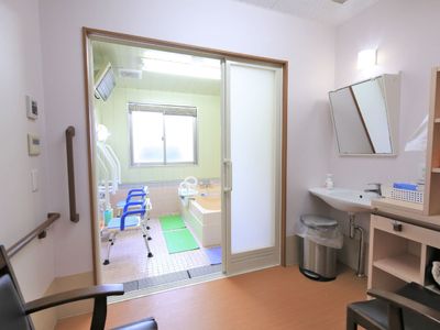 バリアフリーの浴室施設