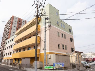  明るい色の建物外観 