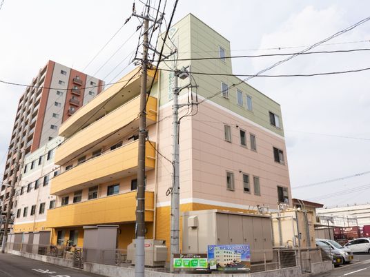  明るい色の建物外観 