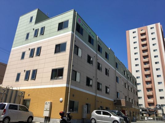 明るい外観の建物