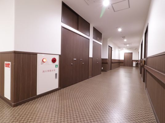 広々とした明るい廊下