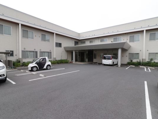 明るく広々とした施設のエントランス