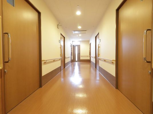 清潔な施設の廊下