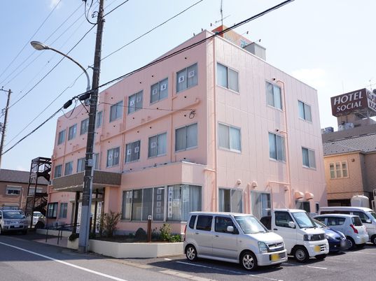 ピンクの外壁の建物