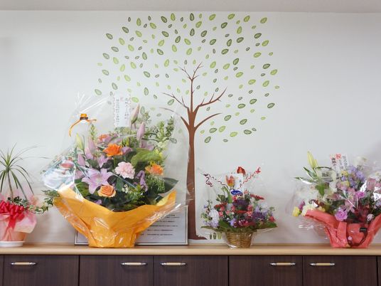 壁に描かれた木と花束