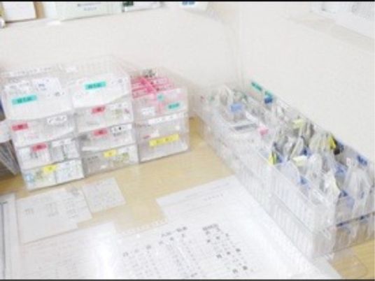 薬品整理された棚