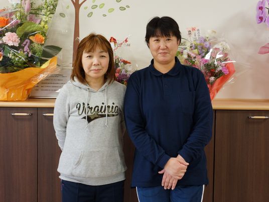 スタッフ二人立つ様子