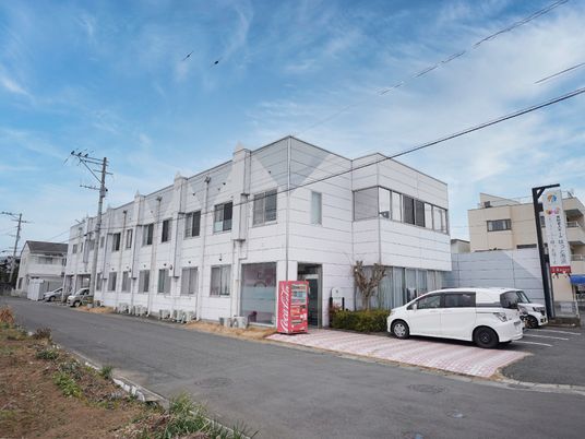 白い壁の建物と看板