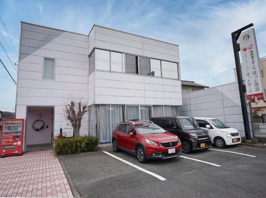 明るい外観の建物