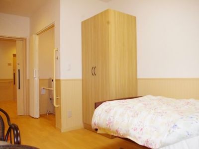 居室のベッドと家具