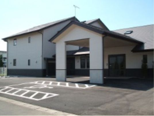白と茶色の建物エントランス