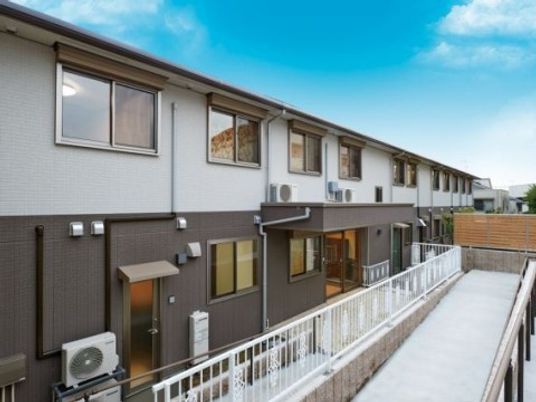 建物とバルコニーの外観