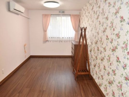 花柄壁紙の空き部屋