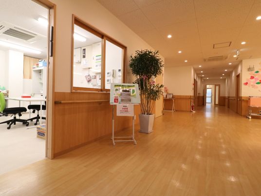 明るく広い廊下