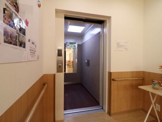手すり付き廊下のエレベーター
