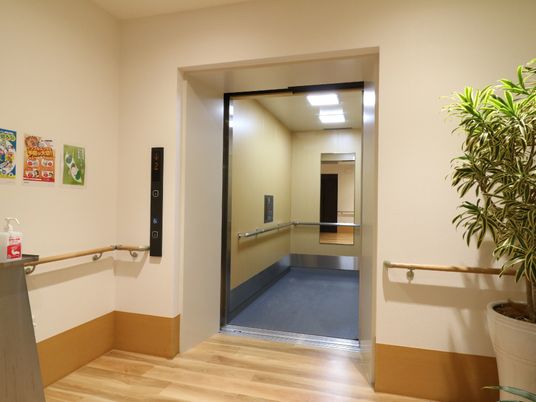 手すり付きエレベーター入口