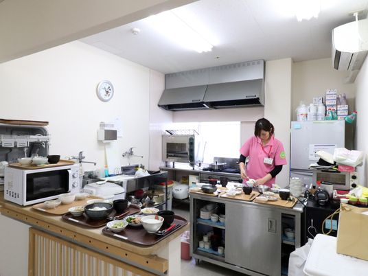 キッチンでの作業風景