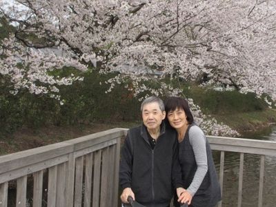 桜と老人と女性