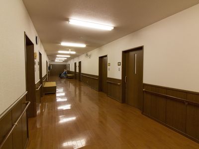 清潔な廊下と安らぐ人