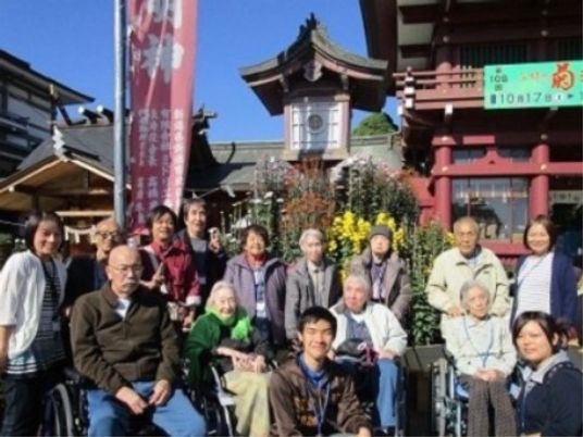 集合する笑顔の人々