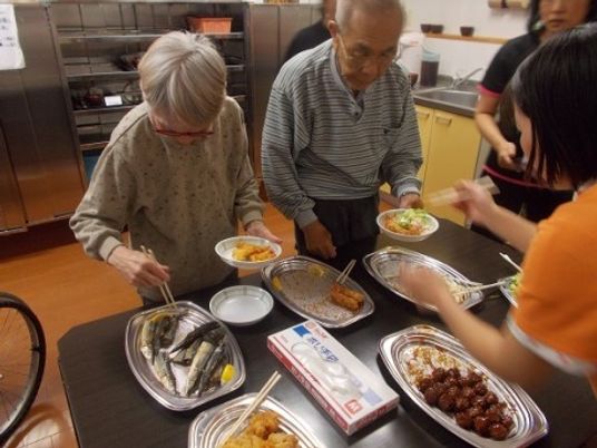 食事の様子料理提供中