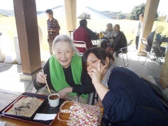 楽しげな食事のシーン