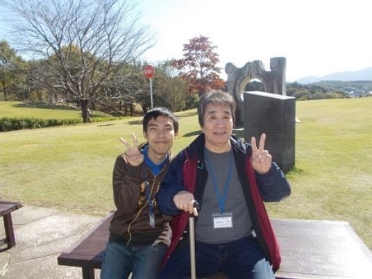 笑顔でポーズを取る利用者