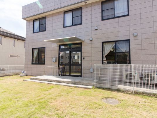 明るい外観の建物入口