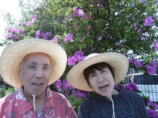 笑顔の利用者とお花