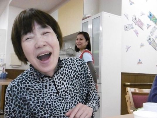 笑顔の女性とスタッフ