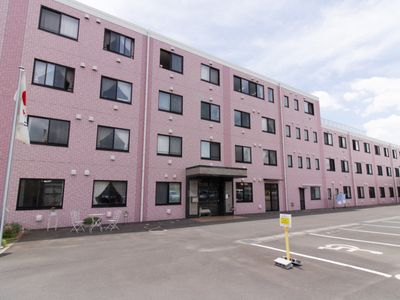 ピンクの壁の建物外観