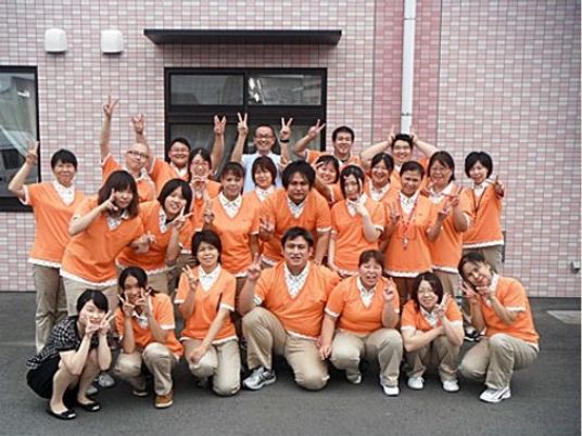 笑顔のスタッフ集合写真