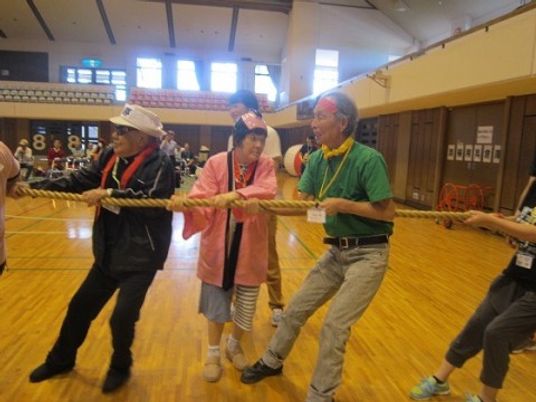 楽しそうな綱引きイベント