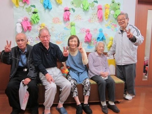 笑顔の高齢者とイベント