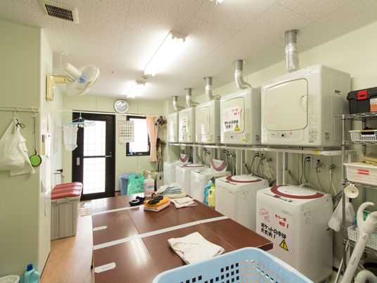 洗濯機と棚のある部屋