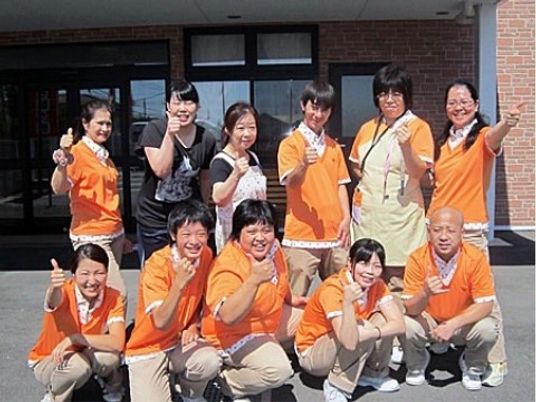 元気なスタッフ集合ショット