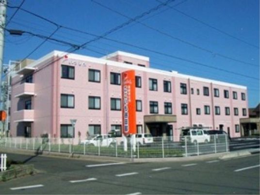 ピンク色の建物外観